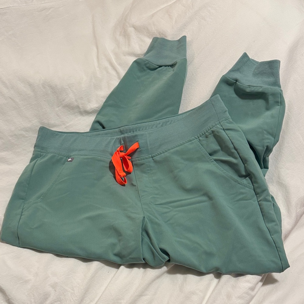 FIGS Zamora joggers in Jade size MP